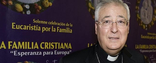 El obispo de Alcalá hace el ridículo al comparar la defensa del aborto con los trenes de Auschwitz